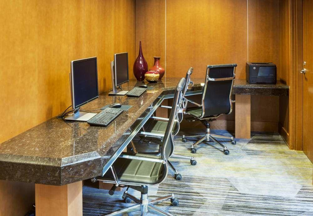 Courtyard By Marriott Boston Logan Airport Hotel Exterior photo