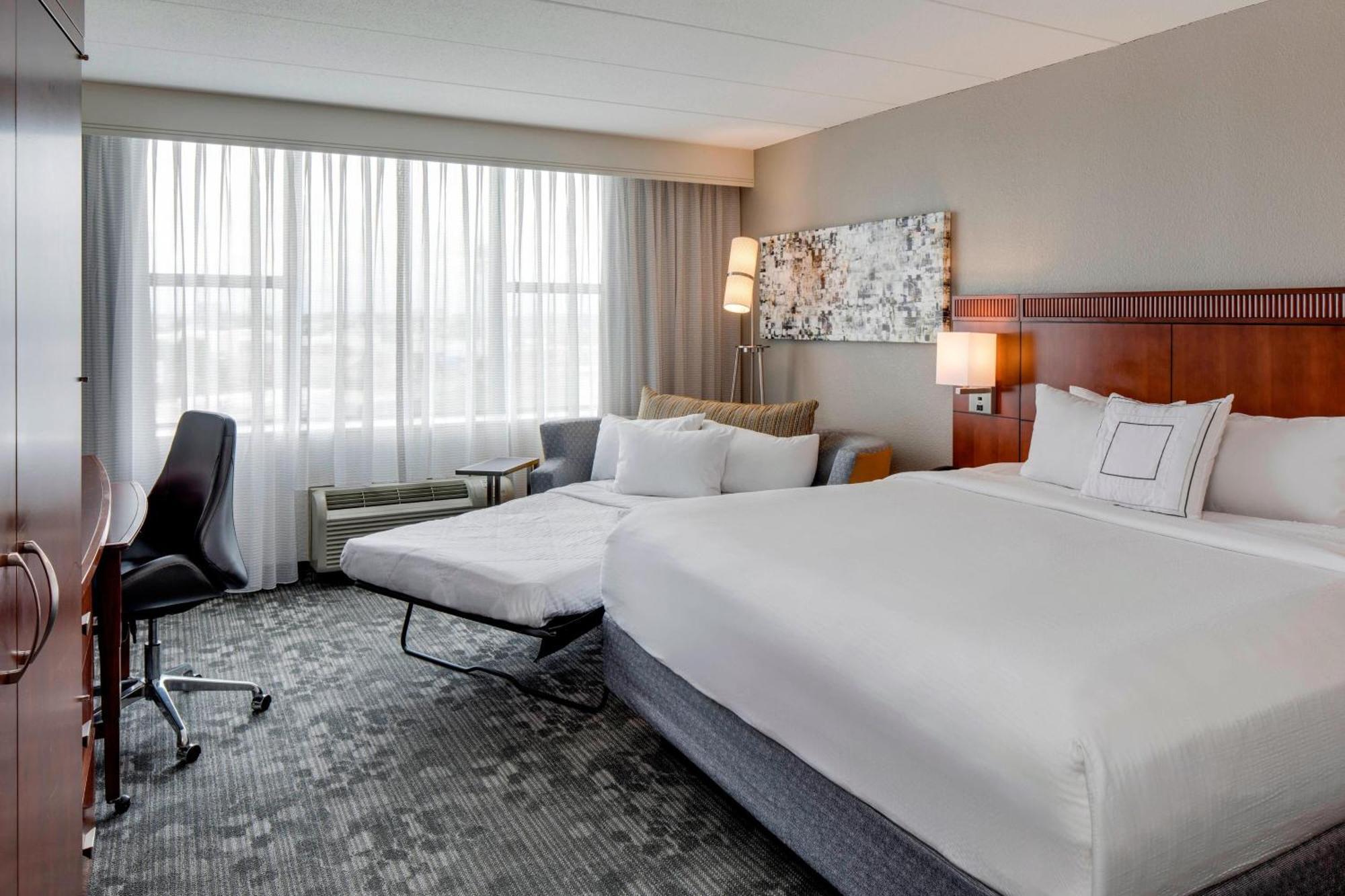 Courtyard By Marriott Boston Logan Airport Hotel Exterior photo