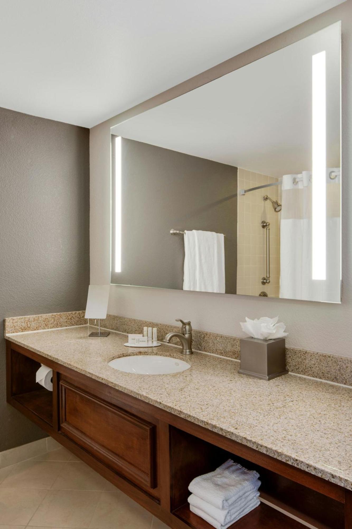 Courtyard By Marriott Boston Logan Airport Hotel Exterior photo