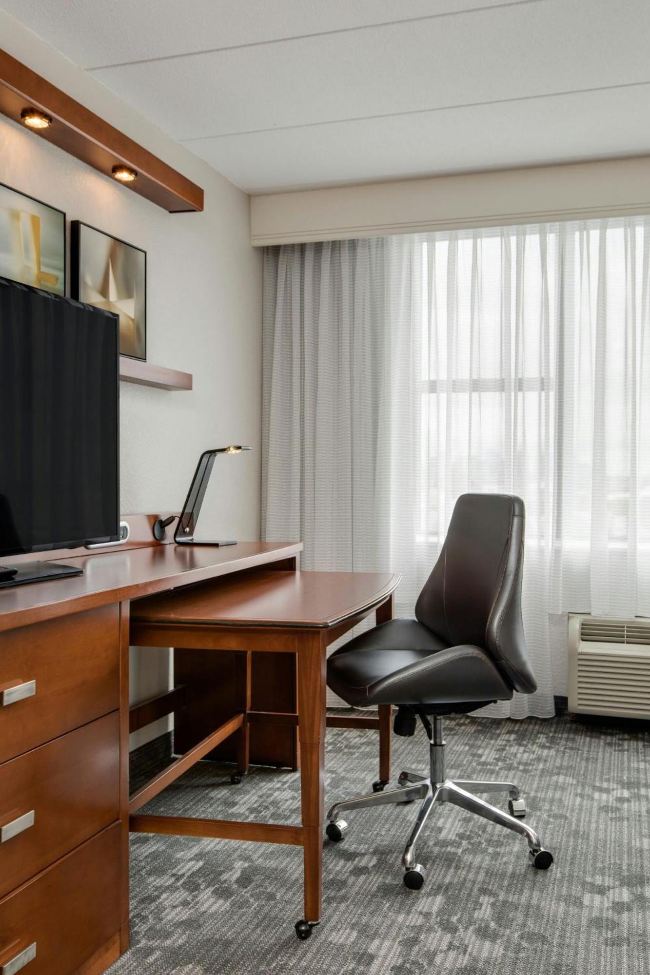 Courtyard By Marriott Boston Logan Airport Hotel Exterior photo