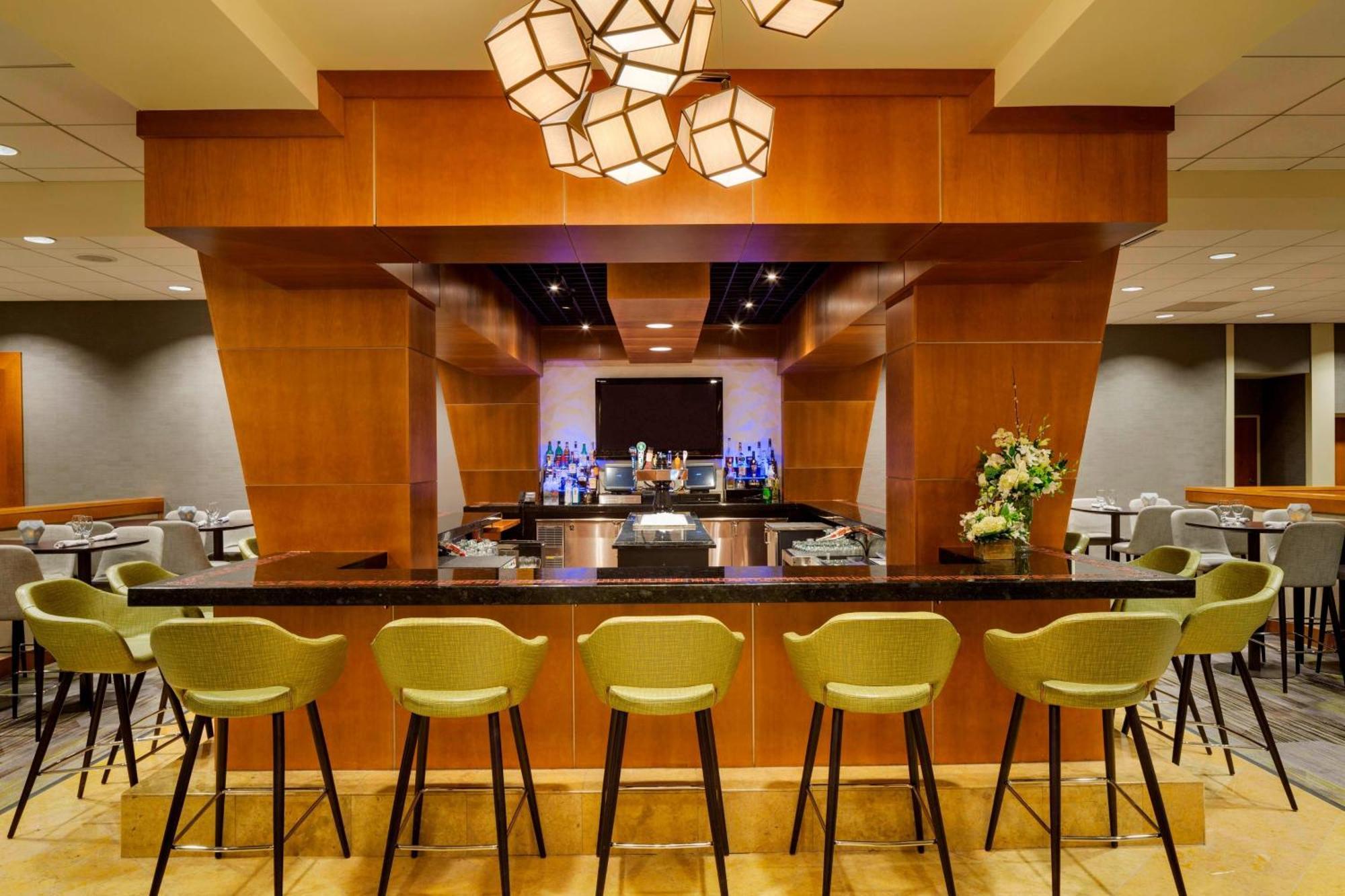 Courtyard By Marriott Boston Logan Airport Hotel Exterior photo