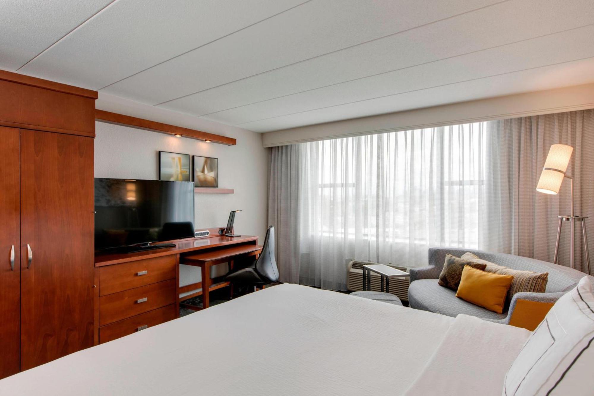 Courtyard By Marriott Boston Logan Airport Hotel Exterior photo