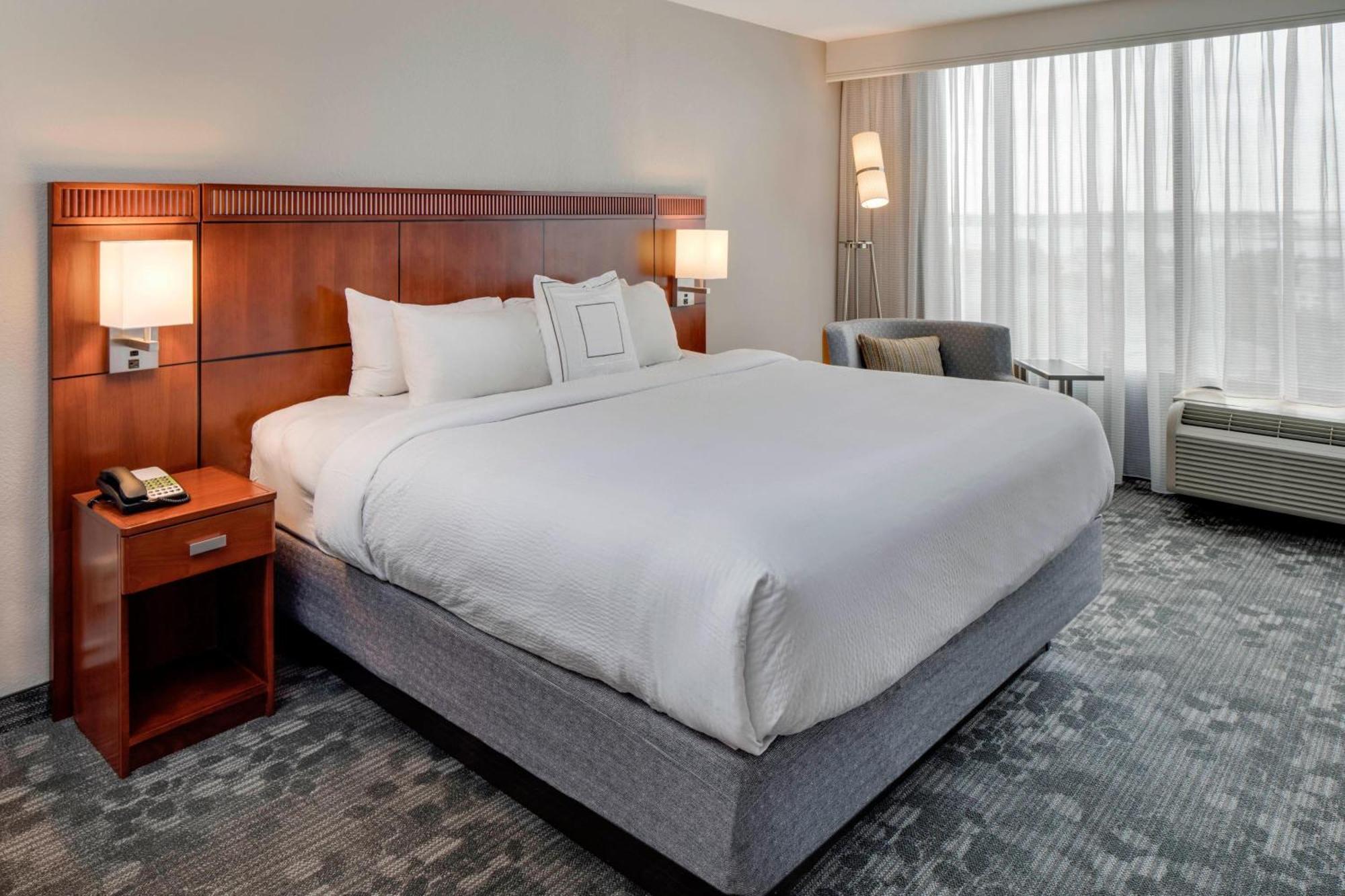 Courtyard By Marriott Boston Logan Airport Hotel Exterior photo