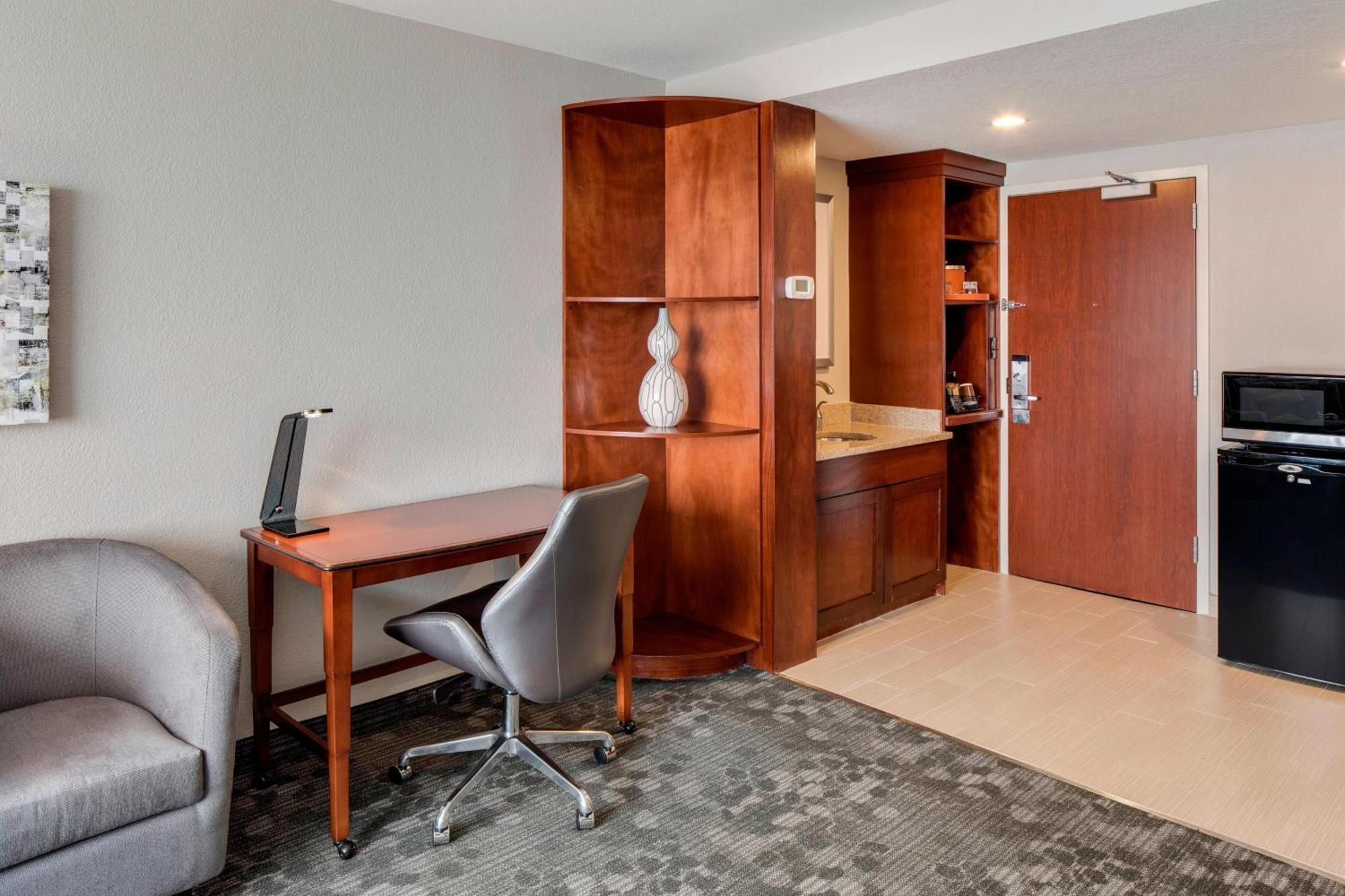 Courtyard By Marriott Boston Logan Airport Hotel Exterior photo