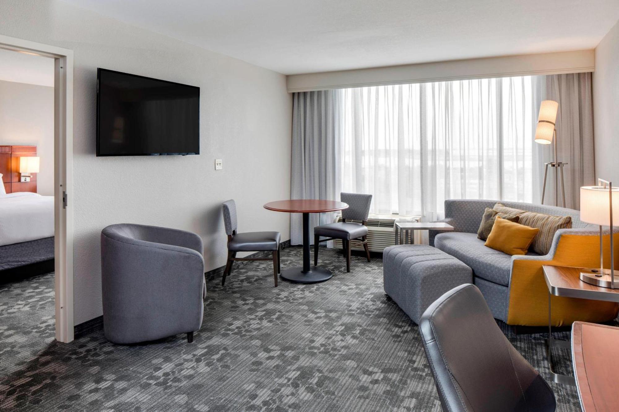 Courtyard By Marriott Boston Logan Airport Hotel Exterior photo