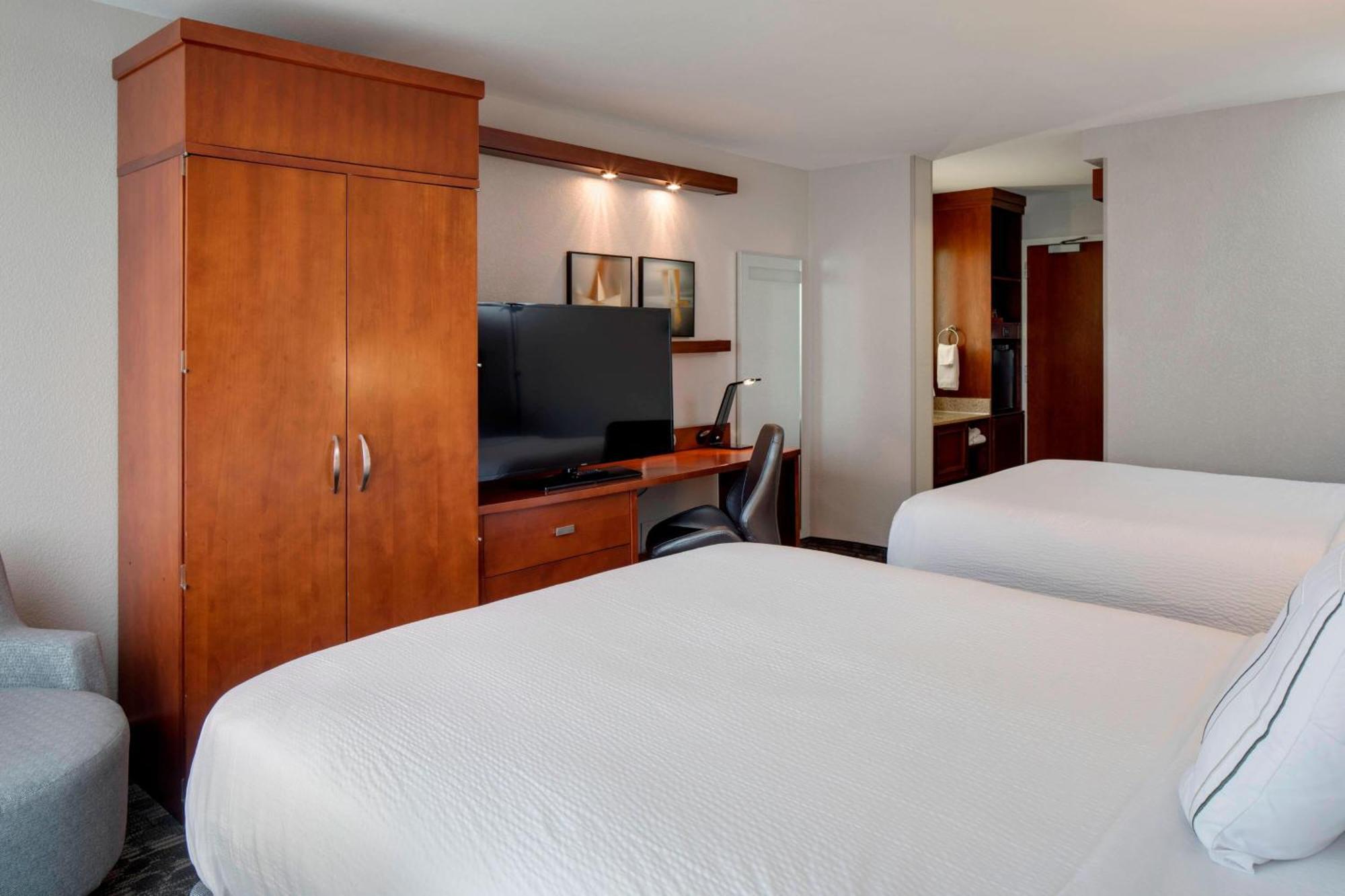 Courtyard By Marriott Boston Logan Airport Hotel Exterior photo