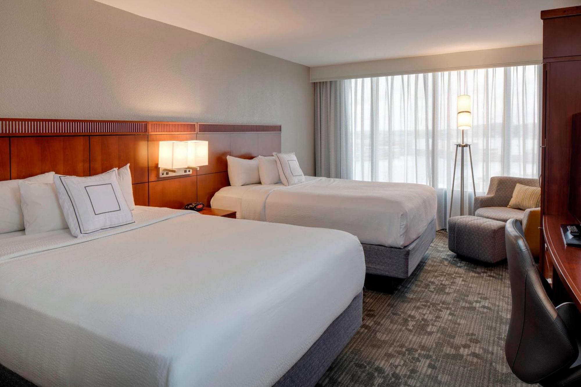 Courtyard By Marriott Boston Logan Airport Hotel Exterior photo