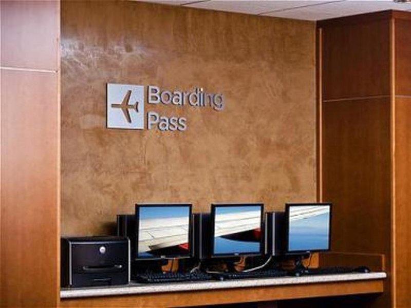 Courtyard By Marriott Boston Logan Airport Hotel Exterior photo