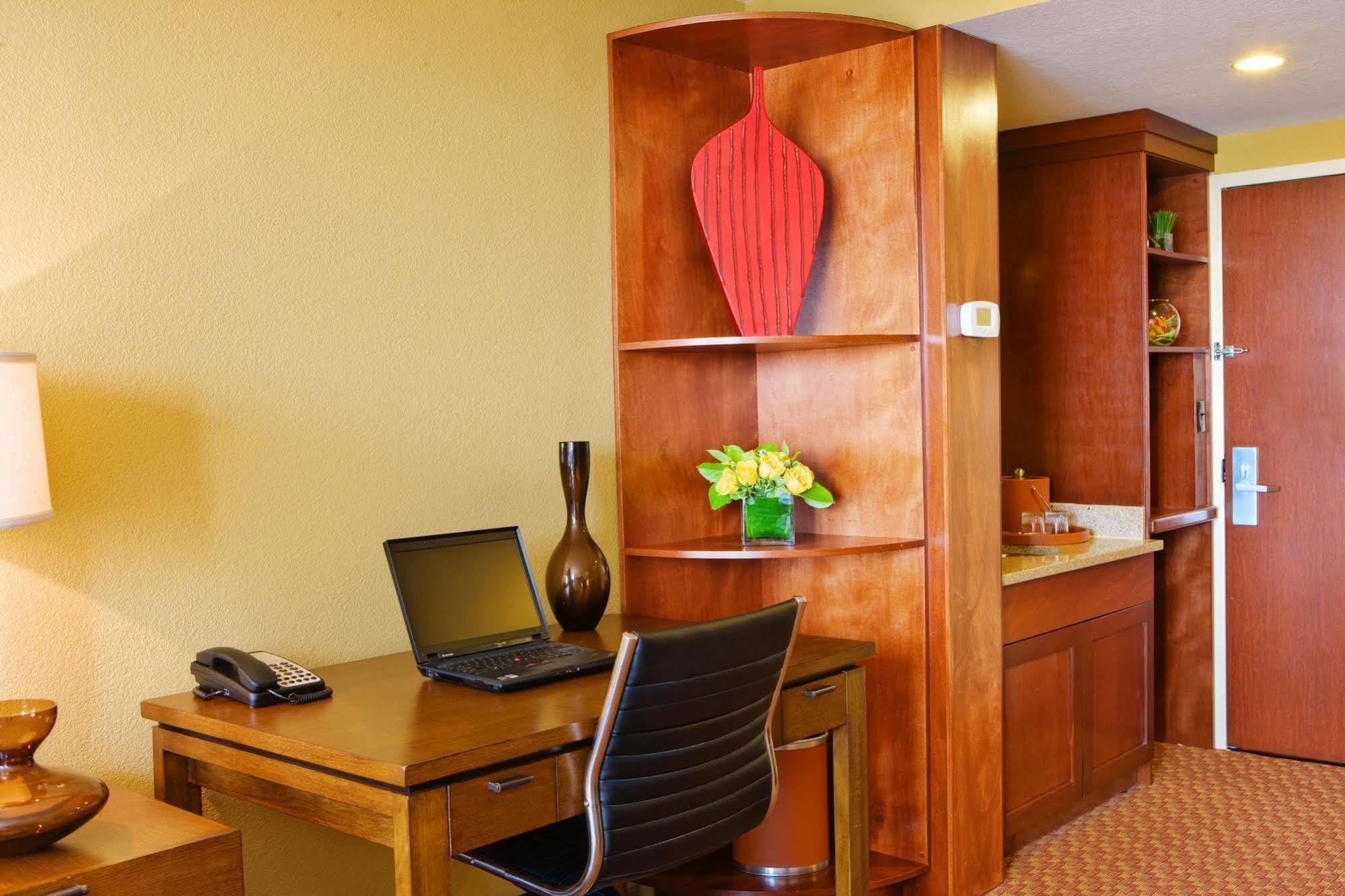 Courtyard By Marriott Boston Logan Airport Hotel Exterior photo